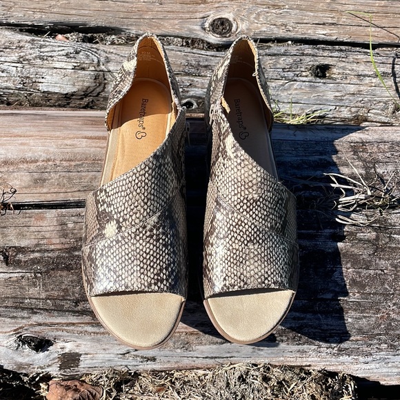The Baretraps Casual Sedina Snake Wrap Peep Toe Slip on Sandal NWOB 10 - Picture 2 of 12